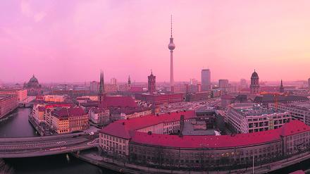 Eine besondere Lichtstimmung färbt den Himmel über Berlin mit dem Sonnenaufgang ein.