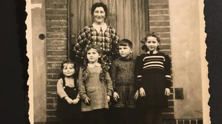 Foto von Else Schott, der Großmutter der Autorin, mit den Kindern Edda, Helga, Heinrich und Gisela vor dem Eisvogelweg 5 in Zehlendorf im Jahr 1942.
