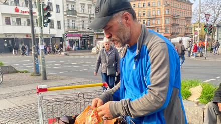Müslüm Aydın verteilt Obdachlosen als Ekmekçi Dede seit Jahren Brot. 