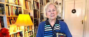 Elisabeth Richter-Dröscher (98) näht und stickt das ganze Jahr: Denn zum Advent verkauft sie ihre Handarbeiten auf selbst organisierten Basaren, der Erlös geht an „Ärzte ohne Grenzen“.