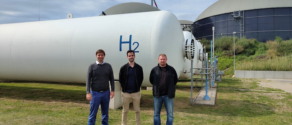 Enertrags Projektleiter Peter Agoston, Referent Matthias Philippi und den Anlagenleiter Nico Vollack (von links) vor dem Hybridkraftwerk Prenzlau.