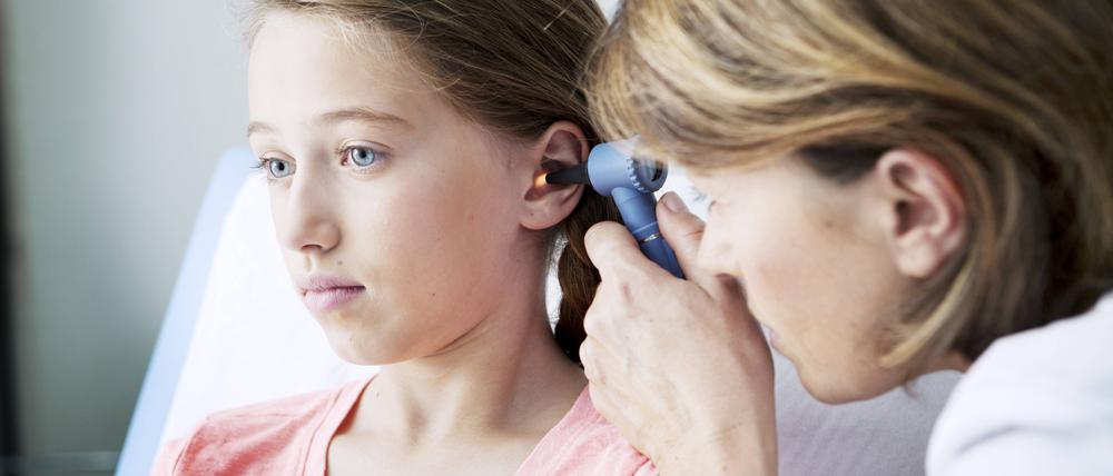 Kinder, die nach einem Paukenerguss an einem Hörfehler leiden, müssen lange auf eine Operation warten.