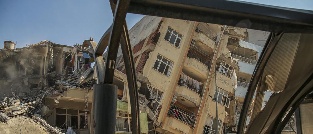 Zerstörte Gebäude in der Türkei nach dem katastrophalen Erdbeben. 