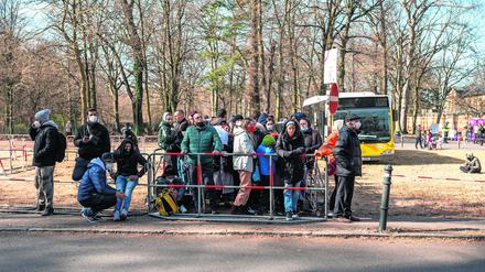 Geflüchtete warten an der Erstanlaufstelle für Asylsuchende in Reinickendorf.