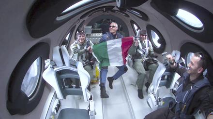 Mit drei italienischen Wissenschaftlern an Bord hat Richard Bransons Weltraumunternehmen Virgin Galactic seinen kommerziellen Flugbetrieb ins All aufgenommen. 