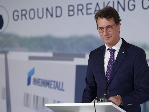 Der nordrhein-westfälische Ministerpräsident Hendrik Wüst (CDU) erwartet von Innenministerin Faeser mehr Tempo.