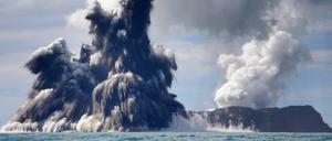 Dampf-, Rauch- und Aschewolken sind nach dem Ausbruch eines Unterwasservulkans 34 Seemeilen vor der Küste von Tongas Hauptstadt Nuku’alofa am 18. März 2009 zu sehen. 