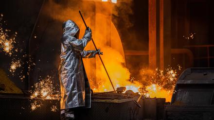 Ein Stahlarbeiter von Thyssenkrupp prüft den Roheisen am Hochofen 8 auf dem Werksgelände. 
