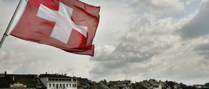 Die Schweizer Fahne auf der Mittleren Brücke in Basel .