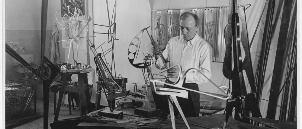 Hans Uhlmann in seinem Atelier um 1954