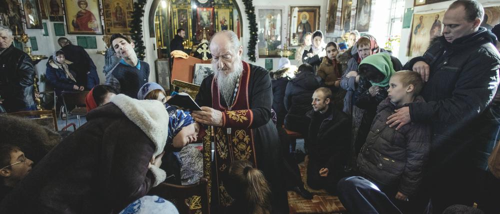 Teufelsaustreibungen gibt es weltweit, hier in Russland: Vater Sergej während eines Exorzismus in seiner Kirche in Ochamchira. Foto: Florian Bachmeier/imago