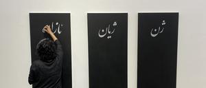 Der Slogan „Jin, Jiyan, Azadi“ ist ein zentraler Aspekt in der Ausstellung „Eyes on Iran“.