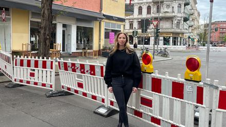 „Man fühlt sich total alleingelassen“. Ladeninhaberin Fabienne Grüneke vor dem einsturzgefährdeten Haus. 