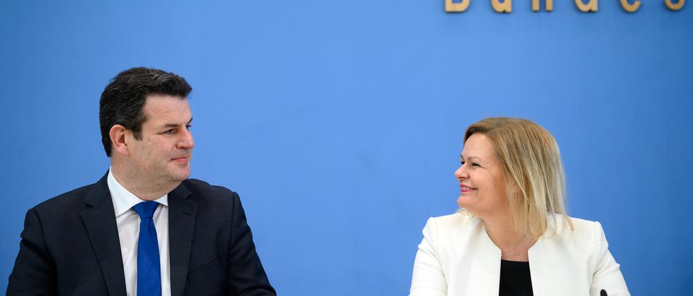 Zufrieden mit den Beschlüssen: Nancy Faeser (SPD, r.), Bundesinnenministerin, und Hubertus Heil (SPD), Bundesminister für Arbeit und Soziales.