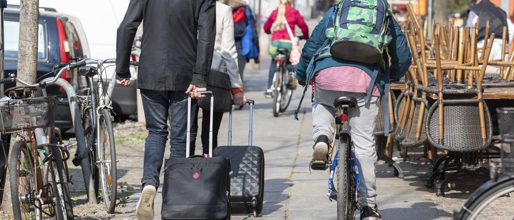 Fahrradfahrer und Fussgänger auf einem engen Bürgersteig in Berlin Foto: Imago Images/snapshot-photography/R.Price