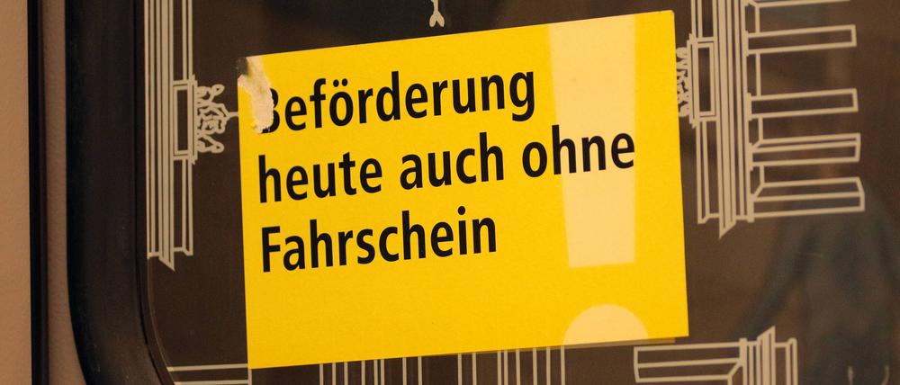 Satire oder ernsthafte Möglichkeit? Aufkleber in der Berliner U-Bahn.
