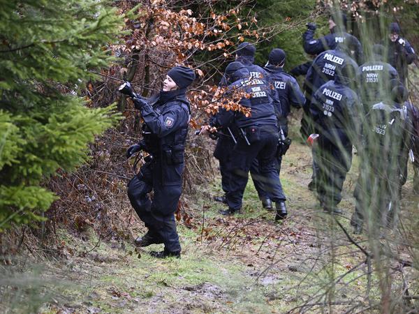 Am 14. März suchen Polizisten am Fundort der getöteten Luise nach weiteren Hinweisen.