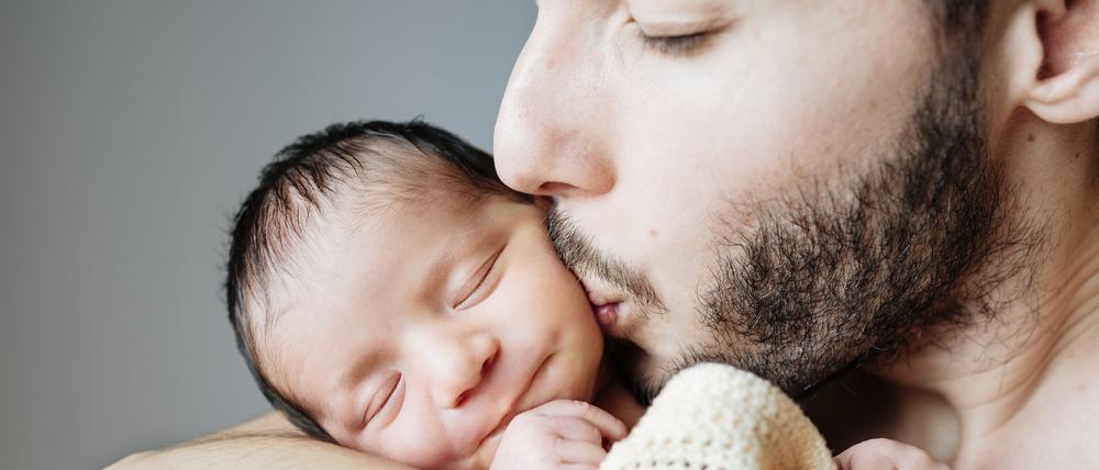 Forschende haben untersucht, wie die Vater-Kind-Bindung entsteht.