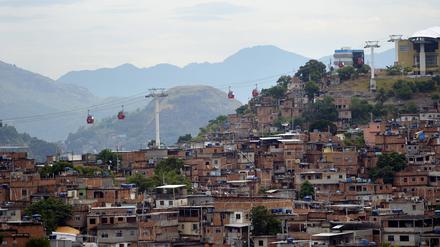Favela Complexo do Alemao , eine Seilbahn verbindet mehrere bebaute Hügel, Rio de Janeiro, Brasilien.