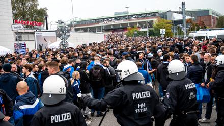 Polizisten und Fans vor dem Millerntor Stadion in Hamburg am 14.10.2022