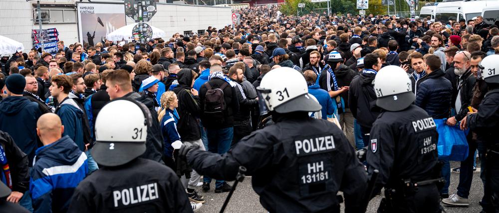 Polizisten und Fans vor dem Millerntor Stadion in Hamburg am 14.10.2022