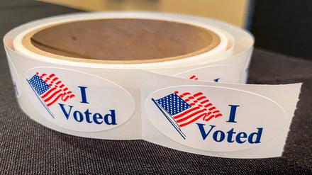 In einem Wahllokal in Florida werden Aufkleber mit dem Satz „Ich habe gewählt“ verteilt. 