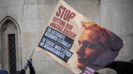 Proteste vor dem Londoner High Court