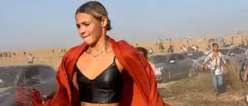 Eine junge Frau rennt bei einem Festival in Israel um ihr Leben.