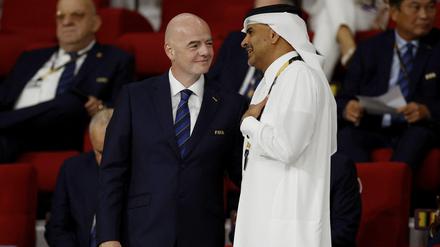 Fifa-Präsident Gianni Infantino neben Katars Premier Khalid bin Khalifa bin Abdulaziz Al Thani