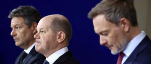 Kanzler Olaf Scholz, umrahmt von Finanzminister Christian Lindner (rechts) und Wirtschaftsminister Robert Habeck.