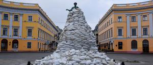 Bedrohte Kultur. In Odessa wird ein Denkmal mit Sandsäcken geschützt. Foto: REUTERS/Alexandros Avramidis 