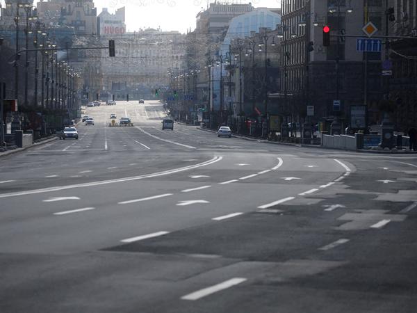 Die Straßen der ukrainischen Hauptstadt sind so gut wie ausgestorben.