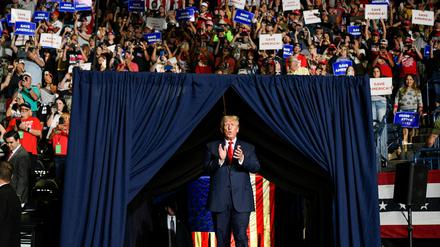 FILE PHOTO: Former U.S. president Donald Trump holds a rally in Youngstown, Ohio, U.S., September 17, 2022.  REUTERS/Gaelen Morse/File Photo