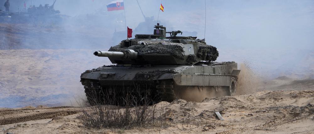 Ein spanischer Leopard-Panzer bei einer Übung. 