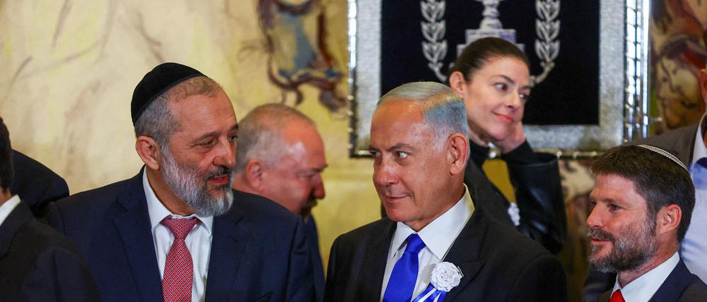 Der designierte Ministerpräsident Netanjahu spricht mit dem vorbestraften Arie Deri (links).