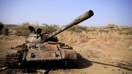 Ein zerstörter Panzer nahe Kasagita in der äthiopischen Afar-Region nach Kämpfen zwischen der äthiopischen Armee und der Volksbefreiungsfront (TPLF).