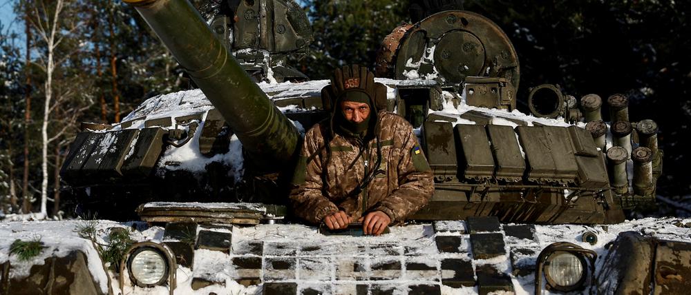 FILE PHOTO: A Ukrainian serviceman sits in a tank during anti-sabotage drills, amid Russia's attack on Ukraine, in Chernihiv region, Ukraine December 5, 2023. REUTERS/Valentyn Ogirenko/File Photo
