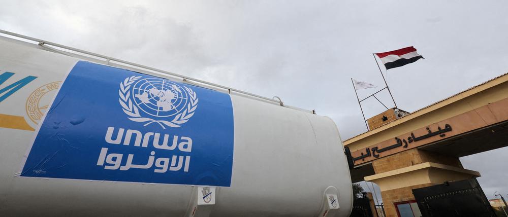 Ein Truck der Hilfsorganisation überquert die Grenze zwischen Ägypten und Gaza.