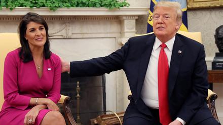 US-Präsident Donald Trump reicht der scheidenden US-Botschafterin bei den Vereinten Nationen, Nikki Haley, die Hand, als sie sich im Oval Office des Weißen Hauses treffen, nachdem der Präsident Haleys Rücktritt akzeptiert hat, in Washington, USA, 9. Oktober 2018.
