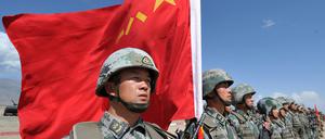Chinesische Soldaten bei einer Übung. 