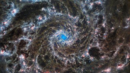 Man weiß, dass es Dunkler Materie bedarf, um die Billionen von Sternen in Galaxien wie der hier von den Hubble- und James-Webb-Teleskopen aufgenommenen „Phantom-Galaxie“ M74 beisammen zu halten. Man weiß aber nicht, woraus sie besteht.