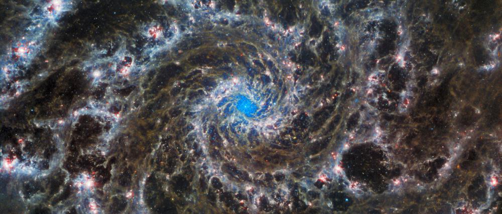 Man weiß, dass es Dunkler Materie bedarf, um die Billionen von Sternen in Galaxien wie der hier von den Hubble- und James-Webb-Teleskopen aufgenommenen „Phantom-Galaxie“ M74 beisammen zu halten. Man weiß aber nicht, woraus sie besteht.