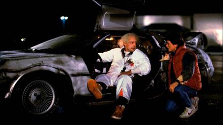 Szene aus dem Film „Zurück in die Zukunft“ (1985): Zeitreisen können moderne Autos noch nicht, dafür Wochenendeinkäufe per Sprachassistenten erledigen und im vernetzten Eigenheim Heizung, Rollläden, Licht, Küchengeräte oder Türöffner steuern.
