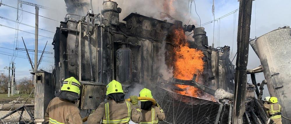 Feuerwehrleute löschen getroffene Stromnetz-Infrastruktur in der Region Rivne. Foto: State Emergency Service of Ukraine via Reuters