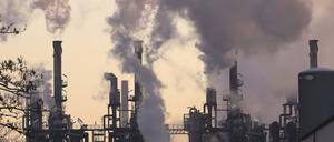 Wegen der aktuell hohen Nachfrage nach Öl und Gas will der britische BP-Konzern bis 2030 mehr fossile Rohstoffe fördern als geplant.