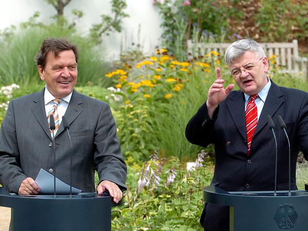 Bundeskanzler Gerhard Schröder und Außenminister Joschka Fischer – hier bei einer Klausurtagung der rot-grünen Regierung 2004.