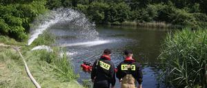 Feuerwehrleute reichern Sauerstoff im Gleiwitzer Kanal an, in dem es zu einem Fischsterben gekommen ist.