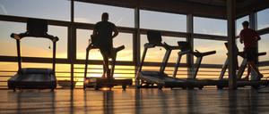 Sportler früh am Morgen im Fitnessstudio.