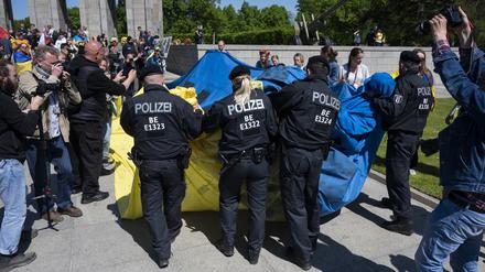 Die Polizei hat am 8. und 9. Mai die Flagge der Ukraine im Bereich der Ehrenmale untersagt – und durchgesetzt.