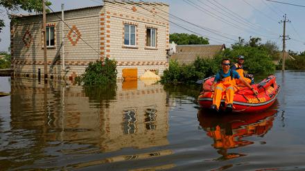 Eine Rettungsaktion in einem überfluteten Gebiet nach dem Zusammenbruch des Kachowka-Staudamms.